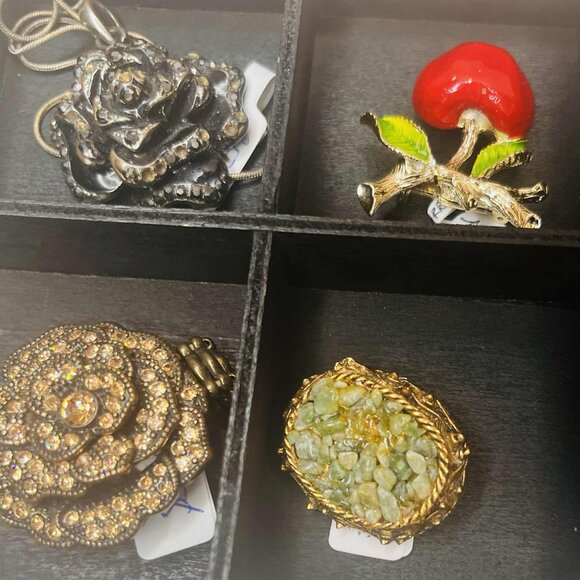 Vintage Gerry’s Enamel Berry Brooch — Red Fruit Pin, 1960s - Picture 3 of 8